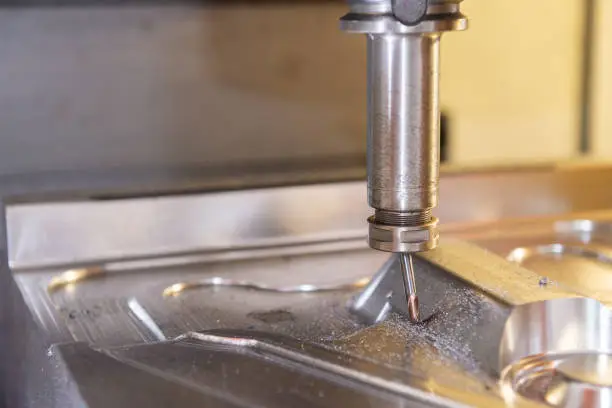 Corte a fio em metal duro por eletroerosão
