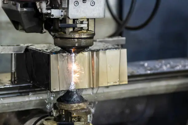 Corte a fio em metal duro industrial